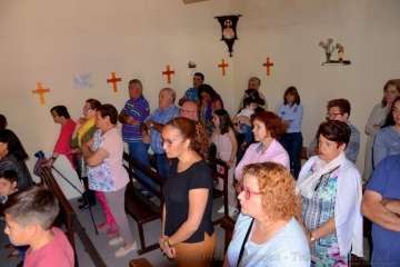 Un vecino echa un cable para la misa en Tecén (Foto Francisco J. Santana)